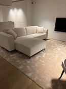 Moderne bank met hocker